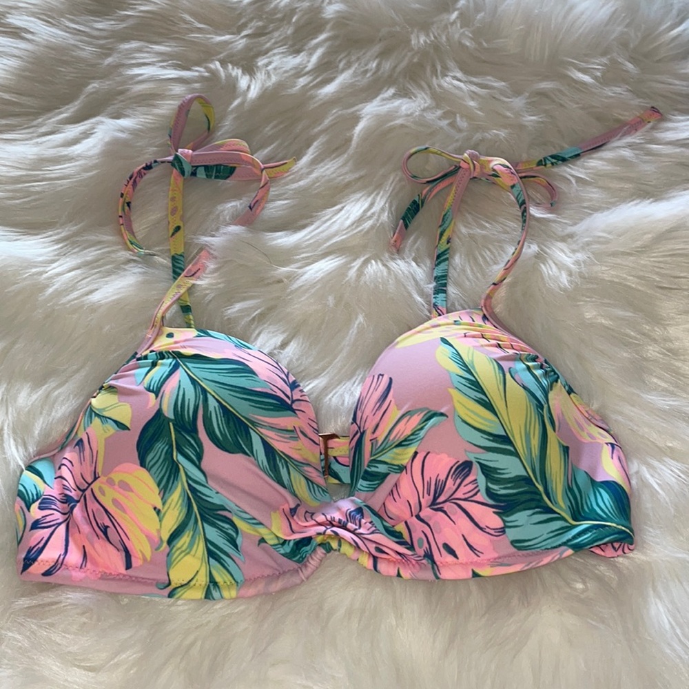 NWOT light lift bikini top